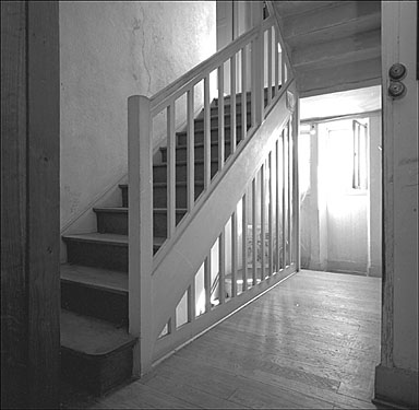 L'escalier entre le rez-de-chaussée et l'étage. Détail.