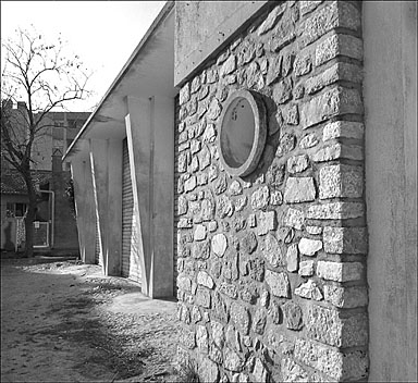 Détail, façade d'entrée de la remise à autobus vue depuis le nord.