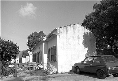 Vue perspective de la façade sud de l'un des logements, depuis le sud.