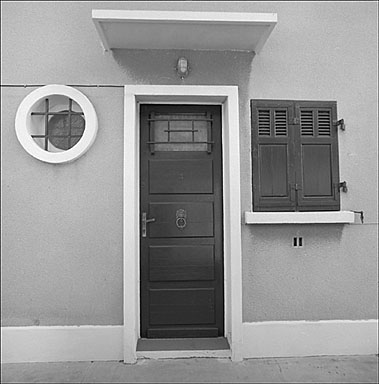 Détail: l'entrée de l'un des appartements situé au rez de chaussée, sur la façade nord.