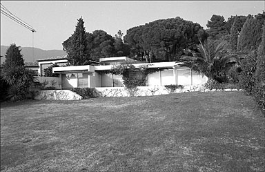 Vue d'ensemble de la façade sud, depuis le sud (maison construite vers 1970).