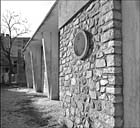 Détail, façade d'entrée de la remise à autobus vue depuis le nord.