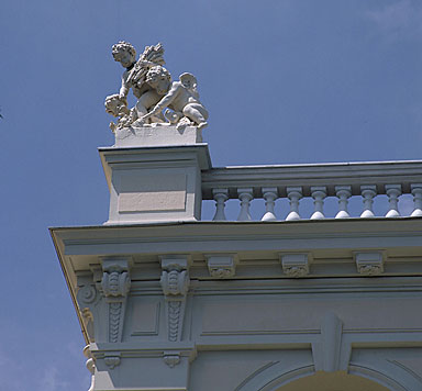 Détail : groupe sculpté à l'ouest du couronement depuis le sud.