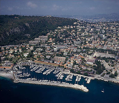 Vue aérienne panoramique des quartiers La Darse et Saint-Estève, depuis l'est.