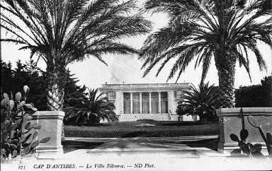 Façade ouest. Vue d'ensemble prise du parterre du miroir d'eau.