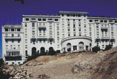 Façade sud dans son état d'origine. Vue prise après défoncement du jardin.