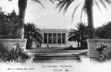 Façade ouest. Vue d'ensemble prise du parterre du miroir d'eau.