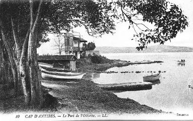 Le Bungalow. Vue de situation prise de l'est.