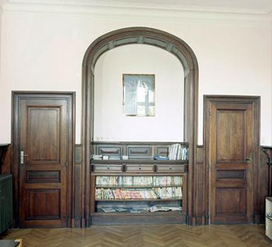 Rez-de-chaussée. Pièce sud-est. Portes de communication avec les deux escaliers.