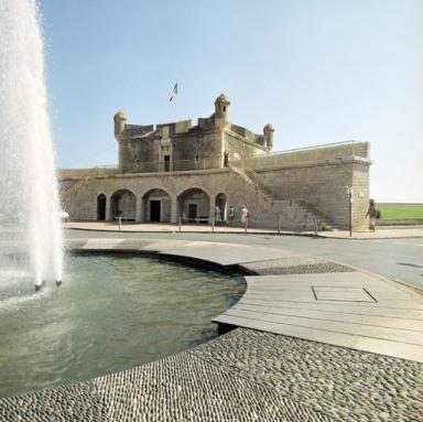 Vue générale depuis le nord-ouest, avec le mur à chemin de ronde fin XIXe siècle de la jetée.