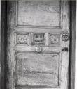 Menuiserie de la porte d'entrée. Inscription : G J 1900.