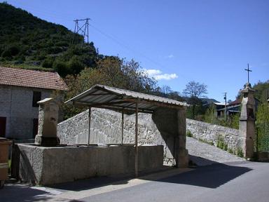 Vue d'ensemble avec le lavoir et l'oratoire.