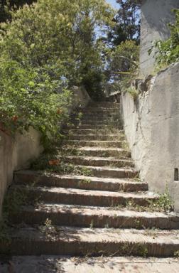 Escalier de jardin avec marches revtues de briques pleines.