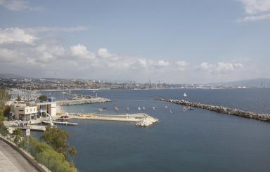 Panorama pris depuis Corbires, vers le sud. Au premier plan la base nautique de Corbires. Au loin, la ville.