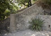 Jardin : mur de soutnement de l'escalier ouest avec faux troncs en rocaille.