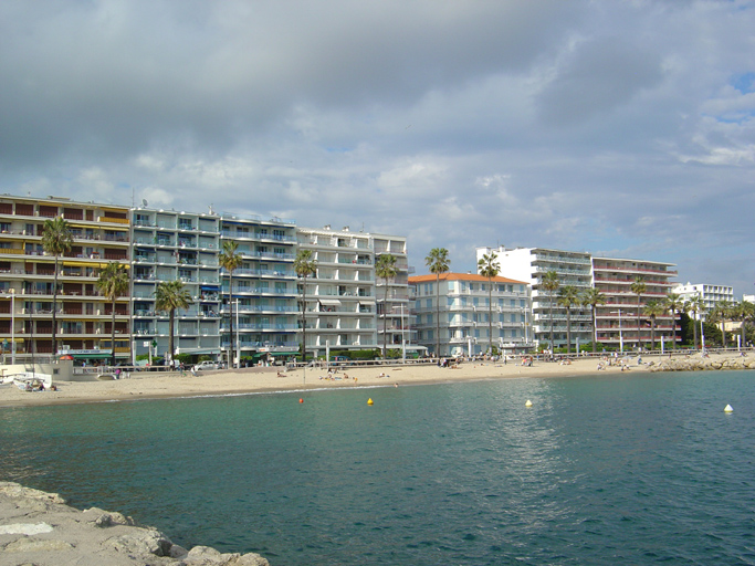 vue partielle du boulevard Charles Guillaumont situ en front de mer, depuis le sud.