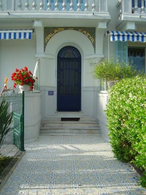 Détail de l'entrée sur la façade sud.