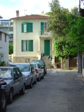 Vue d'ensemble de la façade sud de la façade située à l'arrière de l'immeuble Constellation, construite sur la même parcelle.