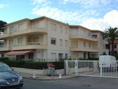 Vue d'ensemble de la façade est.