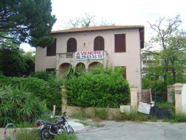 Vue d'ensemble de la façade sud.