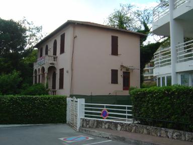 Vue d'ensemble de la façade est.