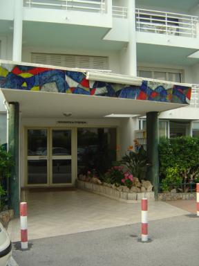 Vue d'ensemble de l'entrée située sur la façade sud.