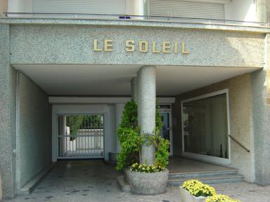 Vue de détail de l'entrée située sur la façade sud.