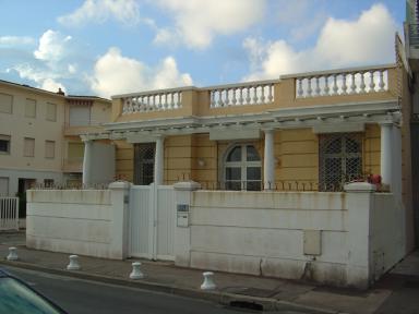 Vue d'ensemble de la façade sud.