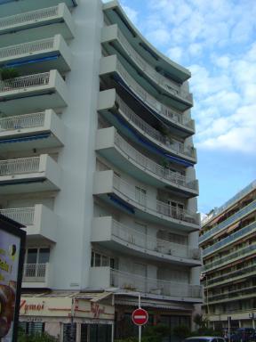 Vue d'ensemble de la façade est.