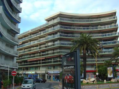 Vue d'ensemble des façades sud et ouest.