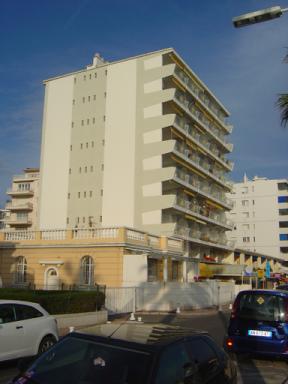 Vue d'ensemble de la faade ouest.