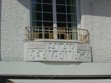 Vue de dtail du nom de l'immeuble sculpt sur le gardecorps d'un balcon situ au premier tage, dans l'axe de la faade sud.
