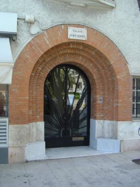 Vue de dtail de la porte d'entre  de l'immeuble situe sur la faade est.