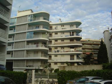 Vue d'ensemble de la façade ouest.