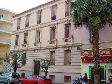 Vue d'ensemble de la façade est.