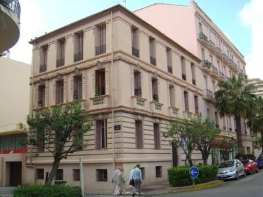 Vue d'ensemble des façades sud et est.