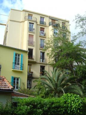 Vue d'ensemble de la faade sud du second immeuble situ  l'est du premier.