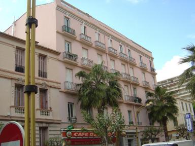 Vue d'ensemble de la façade est.