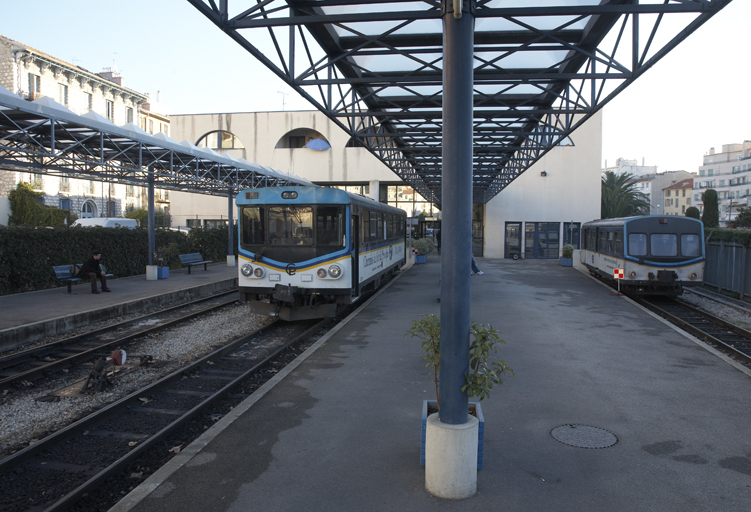 La nouvelle gare de Nice construite en 1991 : vue des quais.