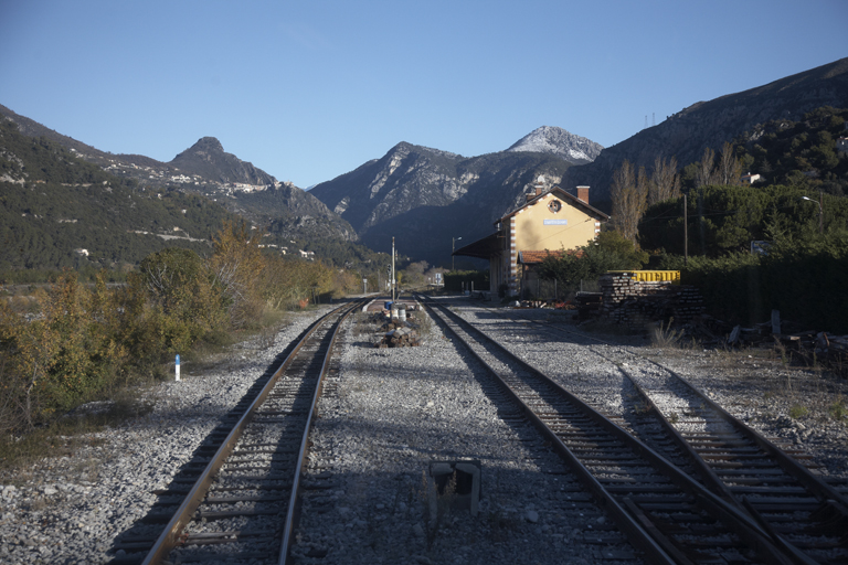 La gare du Saint-Martin-du-Var vue du sud.