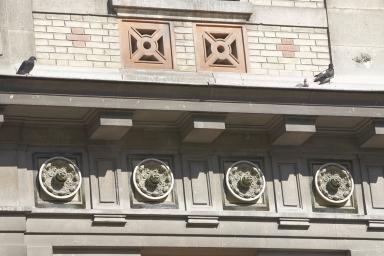 L'élévation sud de la gare du Sud, détail de l'entablement et des patères en céramique.