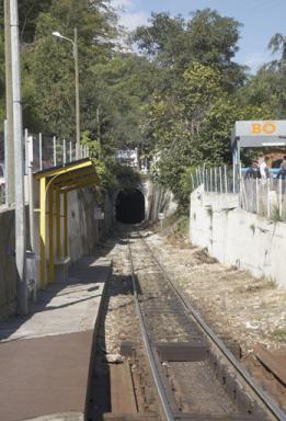 L'arrêt de Saint-Philippe et l'entrée est du tunnel de Saint-Pierre.