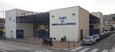 La nouvelle gare de Nice construite en 1991, vue d'ensemble prise du nord-est.