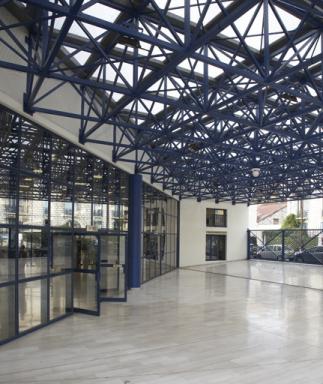 La nouvelle gare de Nice construite en 1991 : le hall d'entrée.