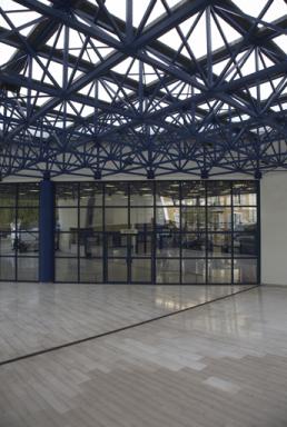 La nouvelle gare de Nice construite en 1991 : le hall d'entrée, détail.