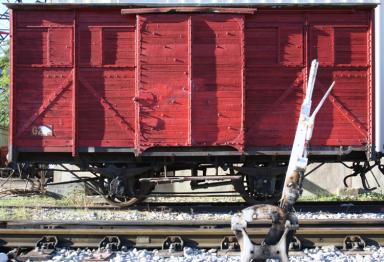 Un wagon stationné en gare de Lingostière.