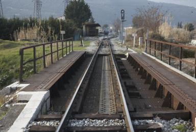 Un pont prs de la gare de Lingostire avant son remplacement en 2011 : les rails sont excentrs et on voit encore  droite le longeron qui permettait de fixer le 3e rail.