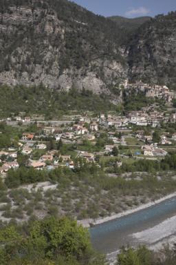 Touët-sur-var : vue du village avec, à gauche, la gare et le toit refait de la halle des marchandises.