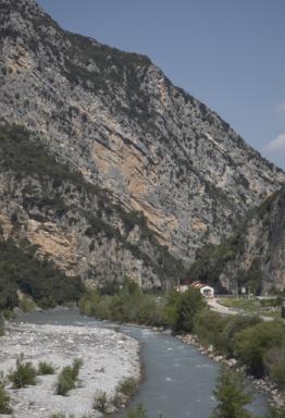 L'ancienne gare de la Tinée perdue dans le défilé du Chaudan.