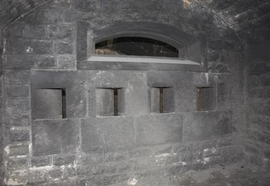 Dans le corps de garde, la chambre intermdiaire contrlant l'intrieur du tunnel.